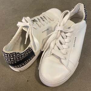 Tommy Hilfiger white classic sneaker womens shoes size 10